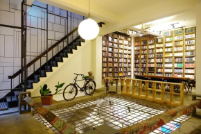 Гостиница CaoJi Book inn​  Tainan